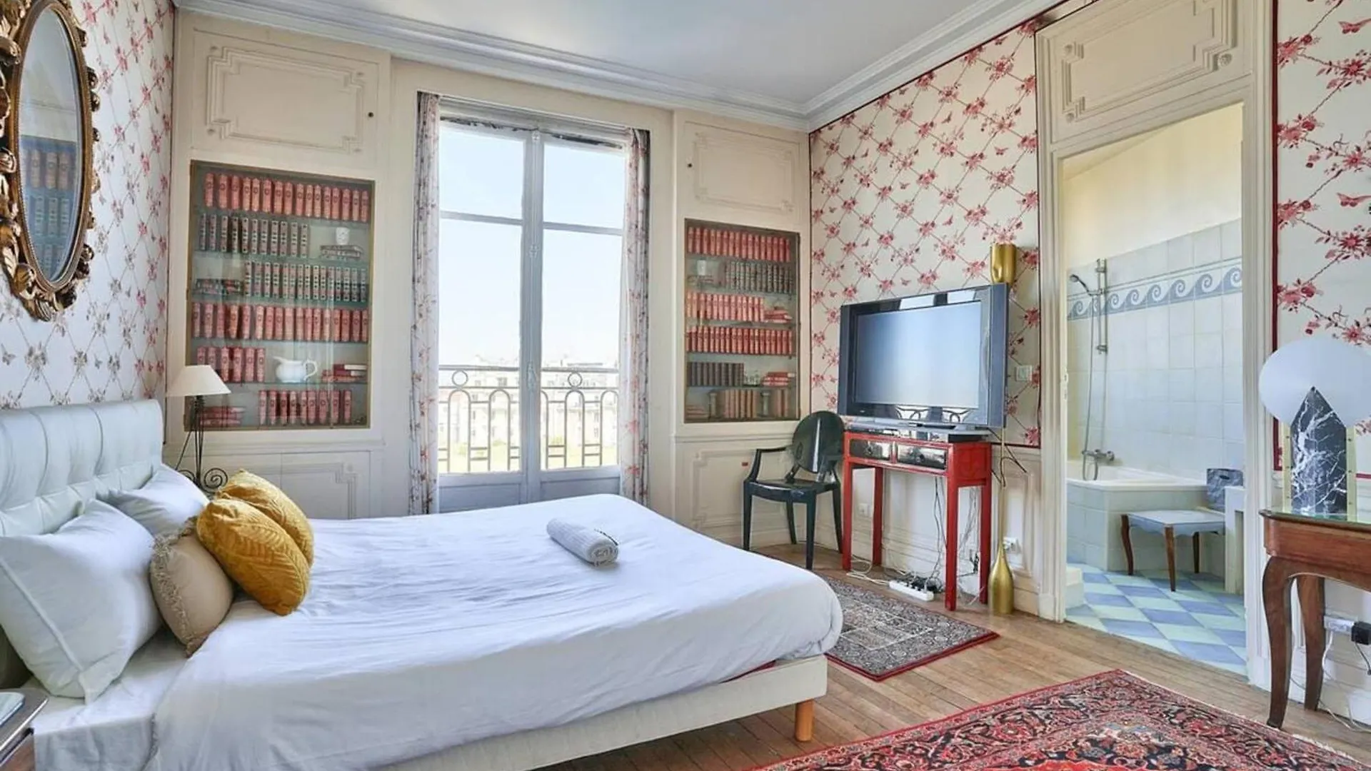 Charming With Eiffel Tower View *